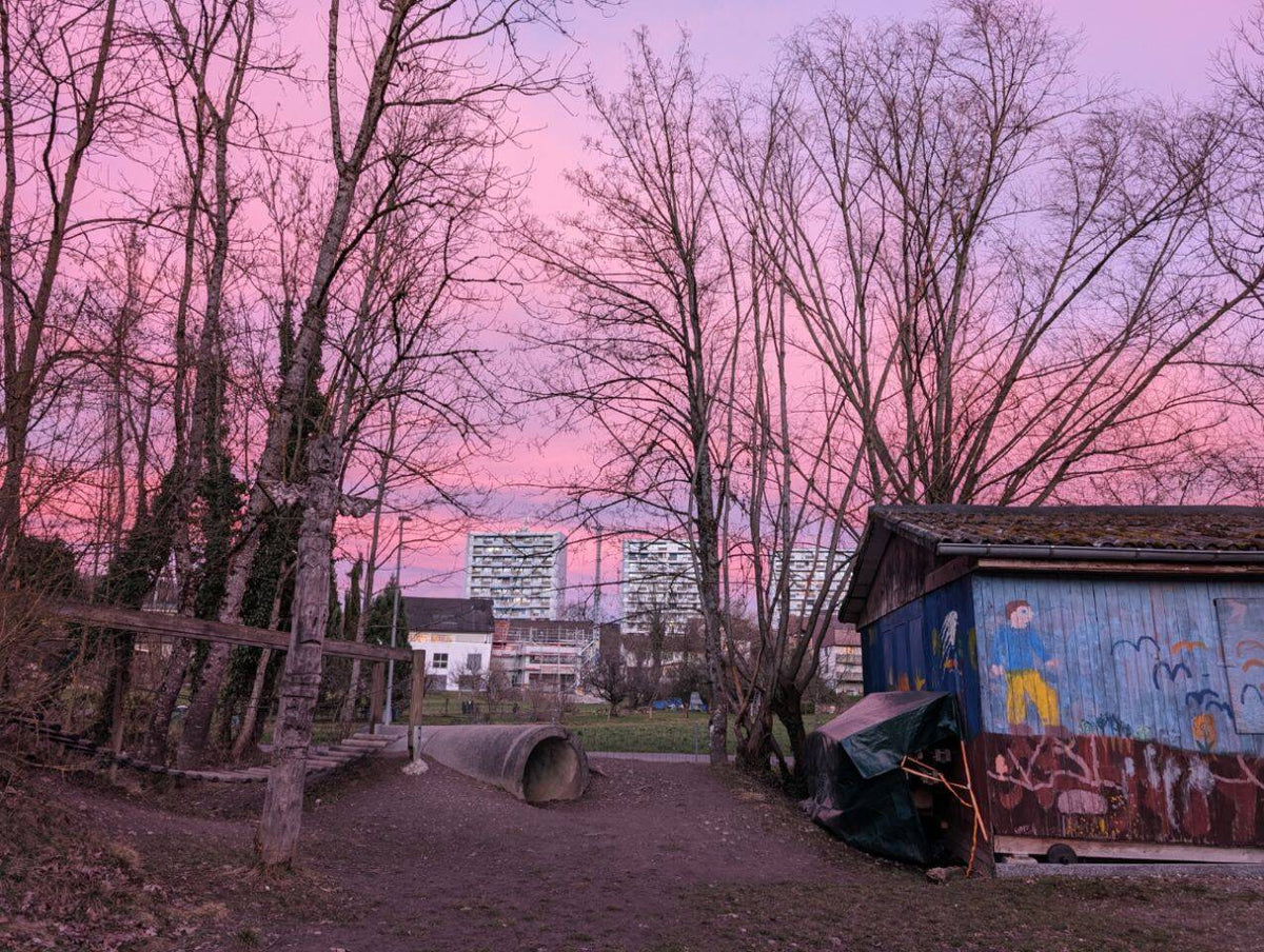 Abenteuerspielplatz Brugg Hallenbad mit Wohnmobil & Camper